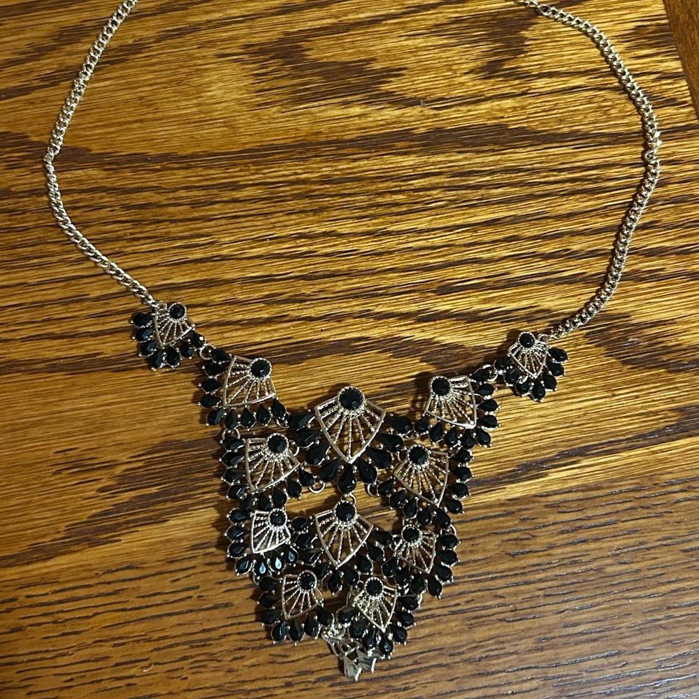 Intricate Black and Gold Necklace with Lacy Design and Geometric cntrpc